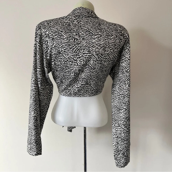 NWT Dynamite Maeve Tie-Front Crop Satin Shirt Blouse Animal Print Texture  Sz XS - Picture 4 of 16